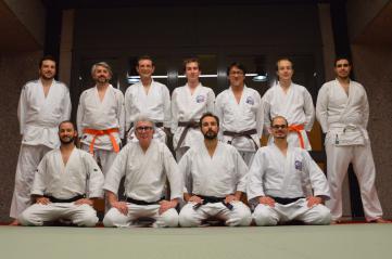Presque au complet, le club de ju-jitsu de Genève. N'hésitez pas à venir nous rejoindre même en cours de saison et soyez sur la photo l'année prochaine!